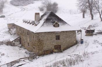Zrekonstruované hospodářské stavení před hradem ( © Jan P. Štěpánek 11/2007)
