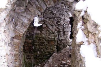 zříceniny suterénu Révayovského kaštiela (zámku) ( © Jan P. Štěpánek 11/2007)