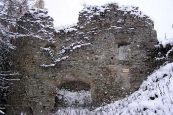 Zřícenina věžovité brány do areálu parkánu jádra hradu ( © Jan P. Štěpánek 11/2007)