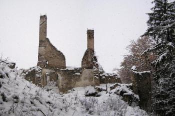 ruina Révayovského kaštiela (zámku) od brány do areálu parkánu horního hradu ( © Jan P. Štěpánek 11/2007)