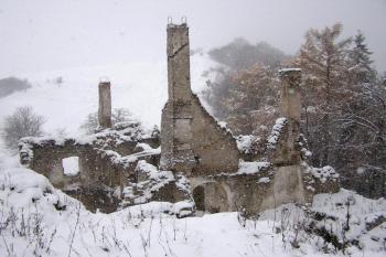 Zřícenina Révayovského kaštiela (zámku) na místě původního renesančního předbraní ( © Jan P. Štěpánek 11/2007)