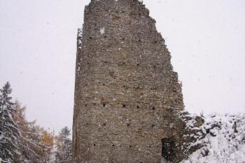 torzo renesanční věžovité bašty přistavěné vně hradby jádra hradu na místo nejstarší brány do jádra hradu ( © Jan P. Štěpánek 11/2007)