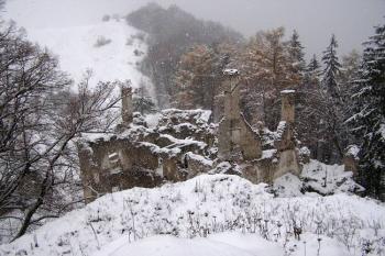 Révayovský kaštiel (zámek) z nejvyššího místa jádra hradu ( © Jan P. Štěpánek 11/2007)