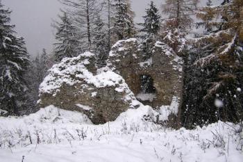 Zřícenina věžovité brány do areálu parkánu jádra hradu ( © Jan P. Štěpánek 11/2007)