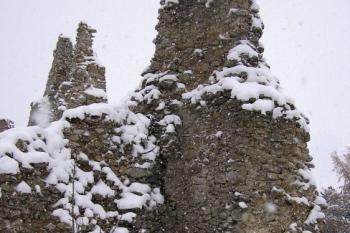 torzo západní obvodové hradby jádra hradu ( © Jan P. Štěpánek 11/2007)