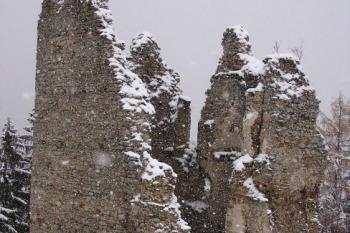 pohled z jádra hranu na věžovitou baštu, která překryla místo původního vstupu do nádvoří jádra ( © Jan P. Štěpánek 11/2007)