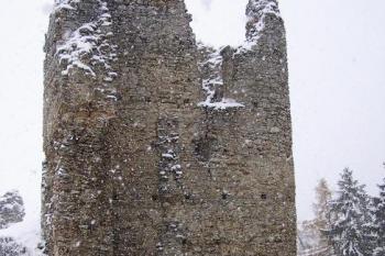 jihovýchodní stěna věžovité bašty, která pohltila a nahradila starší vstup do jádra hradu ( © Jan P. Štěpánek 11/2007)