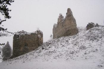 západní dělová bašta a torzo stěny jádra hradu ( © Jan P. Štěpánek 11/2007)
