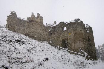 západní dělová bašta a torzo stěny jádra hradu ( © Jan P. Štěpánek 11/2007)