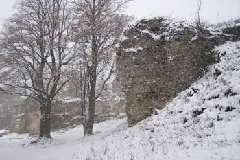 severozápadní polygonální bašta parkánu hradu ( © Jan P. Štěpánek 11/2007)