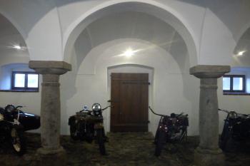 Pohled do stáje Zelenohorské pošty (© Jana Barochová, 01/2012)