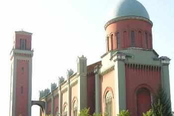 celkový pohled na kostel od západu - vpravo kostel ukončuje mohutné Thökölyho mauzoleum ( © Jan P. Štěpánek 09/2005)