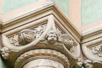 detail hlavice pilíře při vstupu do kostela ( © Jan P. Štěpánek 05/2008)