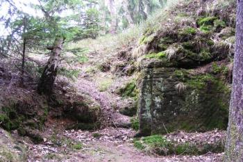 Zbytek schodiště a dveřního rámu zasekané do pískovce ( © Filip Matoušek 04/2003)