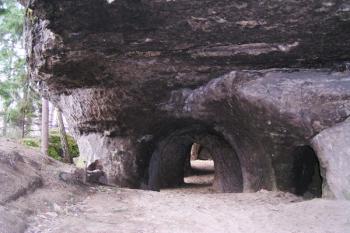 Pozůstatky po těžbě pískovce zv. pusté kostely při Svitavce přímo pod hrádkem ( © Filip Matoušek 04/2003)