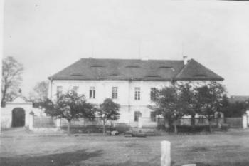 Zámecká budova s bránou (© Květoslav Kořán 02/2006)