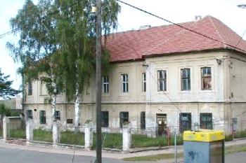 Zámek od rybníka ( © Pavel Vítek 02/2006)