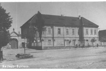 Zámecká budova s bránou (© Květoslav Kořán 02/2006)