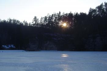 Hrad přes zamrzlý rybník (© Prudký Martin, 02/2006)