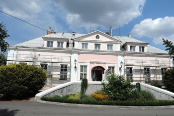 vstupní průčelí zámku  ( © Jan P. Štěpánek 07/2014)