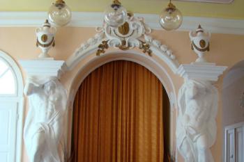 Jediné dodnes dochované prvky zámeckého interiéru (hlavní vstupní hala). ( © Miroslav BITTER 03/2008)