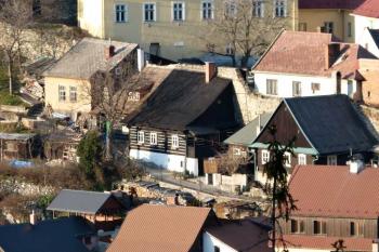 některé domky jsou přilepené na starou hradbu jako vlaštovčí hnízda (© Jan P. Štěpánek 11/2012)