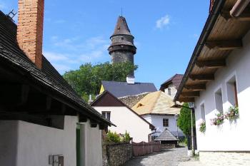 Ulička vedoucí kolem malebných roubenek a maloměstských domků na hrad ( © Jan P. Štěpánek 2005)