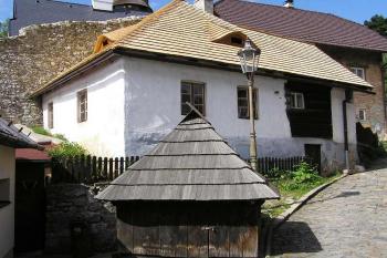 Malebný maloměstský domek přistavěný na vnější stranu hradební zdi ( © Jan P. Štěpánek 2005)