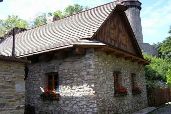 Kamenný dům stojící kousek před vstupní branou na hrad (v pozadí) ( © Jan P. Štěpánek 2005)