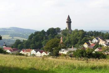 Pohled na město s hradem od východu, z úpatí Bílé hory ( © Jan P. Štěpánek 2005)