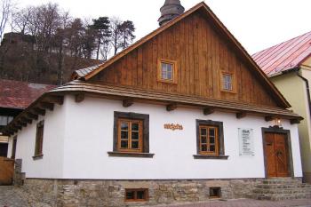 Jeden z typických domů na náměstí (© Jan P. Štěpánek, 11/2006)