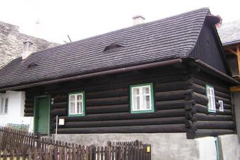typický maloměstký roubený dům přistavěný ke hradbě (© Jan P. Štěpánek, 11/2006)