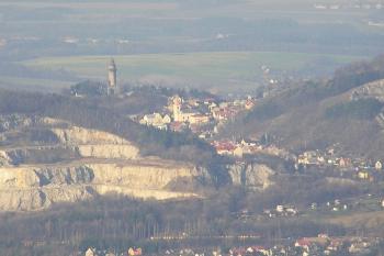 Pohled z Velkého Javorníku na Štramberk se všemi jeho dominantami a památkami ( © Jan P. Štěpánek 12/2006)