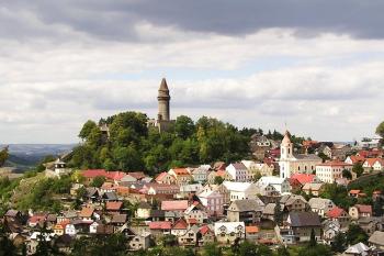 Městečko Štramberk s hradem od jihovýchodu ( © Jan P. Štěpánek 08/2007)