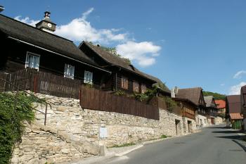 Roubené domy (ul. Dolní Bašta) – na této ulici se  nachází  11  roubených domů ( © Miroslav BITTER 08/2007)