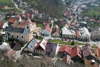Pohled na Štramberské náměstí z hradní válcové věže. Nalevo kostel sv. Jana Nepomuckého. ( © Miroslav BITTER 04/2007)