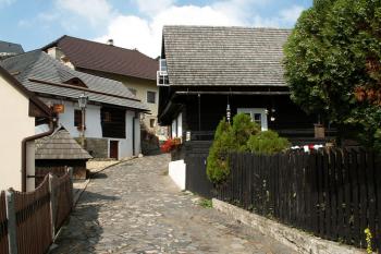 Roubené domy (Jaroňkova ulička) – u domu čp. 105 se nachází středověká roubená studna s rumpálem (hradní zdroj pitné vody). ( © Miroslav BITTER 07/2007)