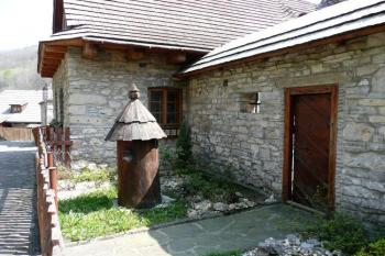 předzahrádka s typickým lidově vytvořeným včelím úlem ( © Jan P. Štěpánek 05/2008)