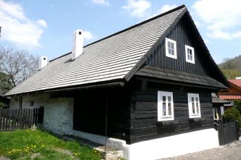 typický poloroubený maloměstský dům na štramberské Jaroňkově ulici ( © Jan P. Štěpánek 05/2008)