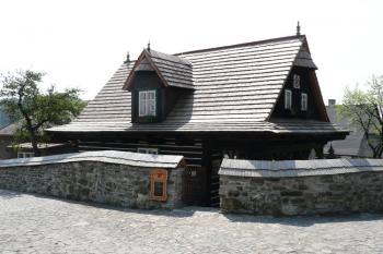 nově, avšak stylově vytvořená roubenka zvaná Perníkovka ( © Jan P. Štěpánek 05/2008)