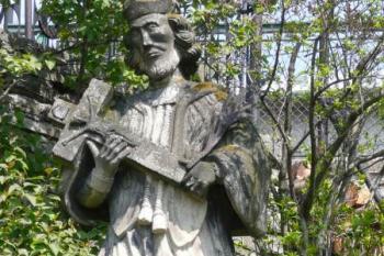 pískovcová socha sv. Jana Nepomuckého vytvořená zřejmě místním lidovým umělcem v zahradě domu na jaroňkově ulici ( © Jan P. Štěpánek 05/2008)