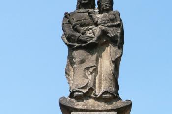 pískovcová socha Panny Marie s Ježíškem v zahradě domu na Jaroňkově ulici ( © Jan P. Štěpánek 05/2008)