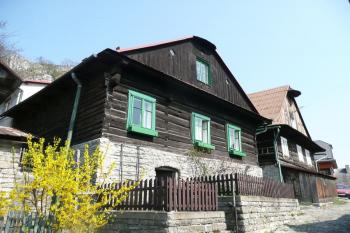 typická maloměstská roubená zástavba na ulici Horní Bašty ( © Jan P. Štěpánek 04/2009)