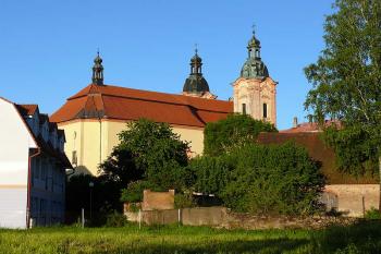Kostel od západu (© Jiří Cukr, 05/2013)