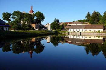 Kostel a okolní zástavba od jihozápadu přes Špitálský rybník (© Jiří Cukr, 05/2013)