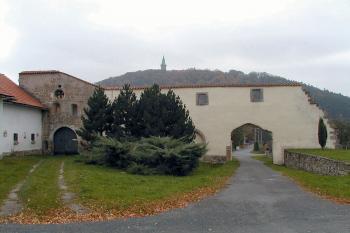 severní strana zabudovaná do domu čp. 39 ( © Pavel Zany Komárek 20.10. 2001)