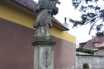 Socha sv. Jana Nepomuckého na bývalém hřbitově ( © Ivan Grisa 12/2009)