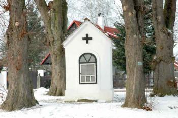 Kaplička vedle zámku na návsi (© Aleš Marek 02/2006)