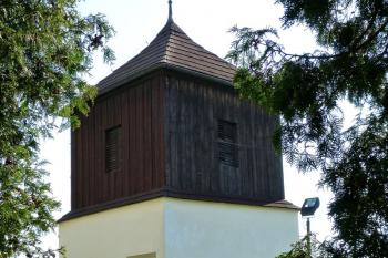 hranolová zvonice s dřevěným patrem - v sousedství kostela ( © František Kinař 05/2017)