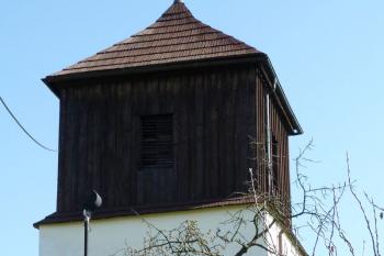 hranolová zvonice s dřevěným patrem - v sousedství kostela ( © František Kinař 05/2017)